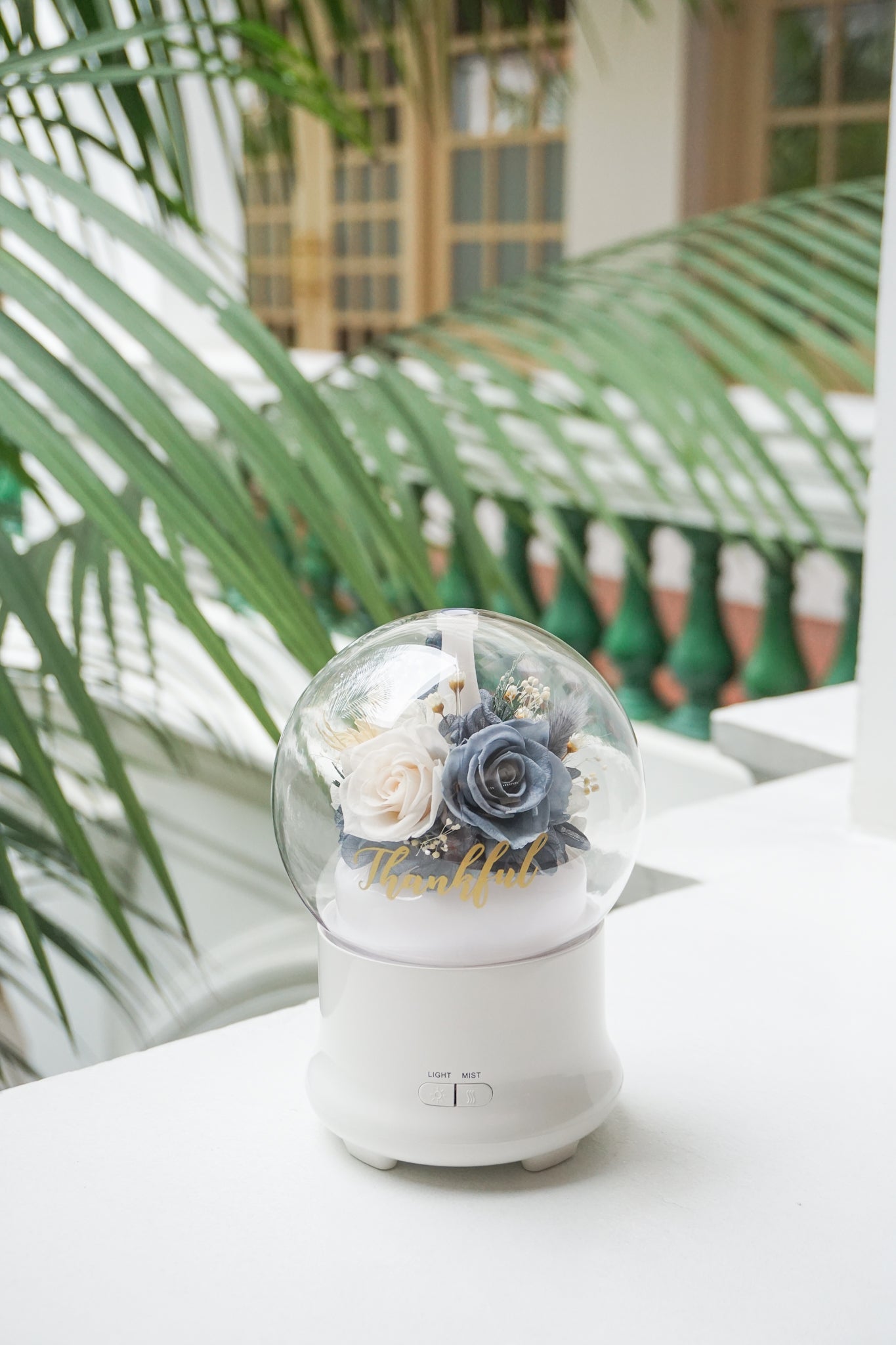 Customised Aroma Diffuser/Humidifier with Blue-Cream Preserved Flowers, Light and Mist