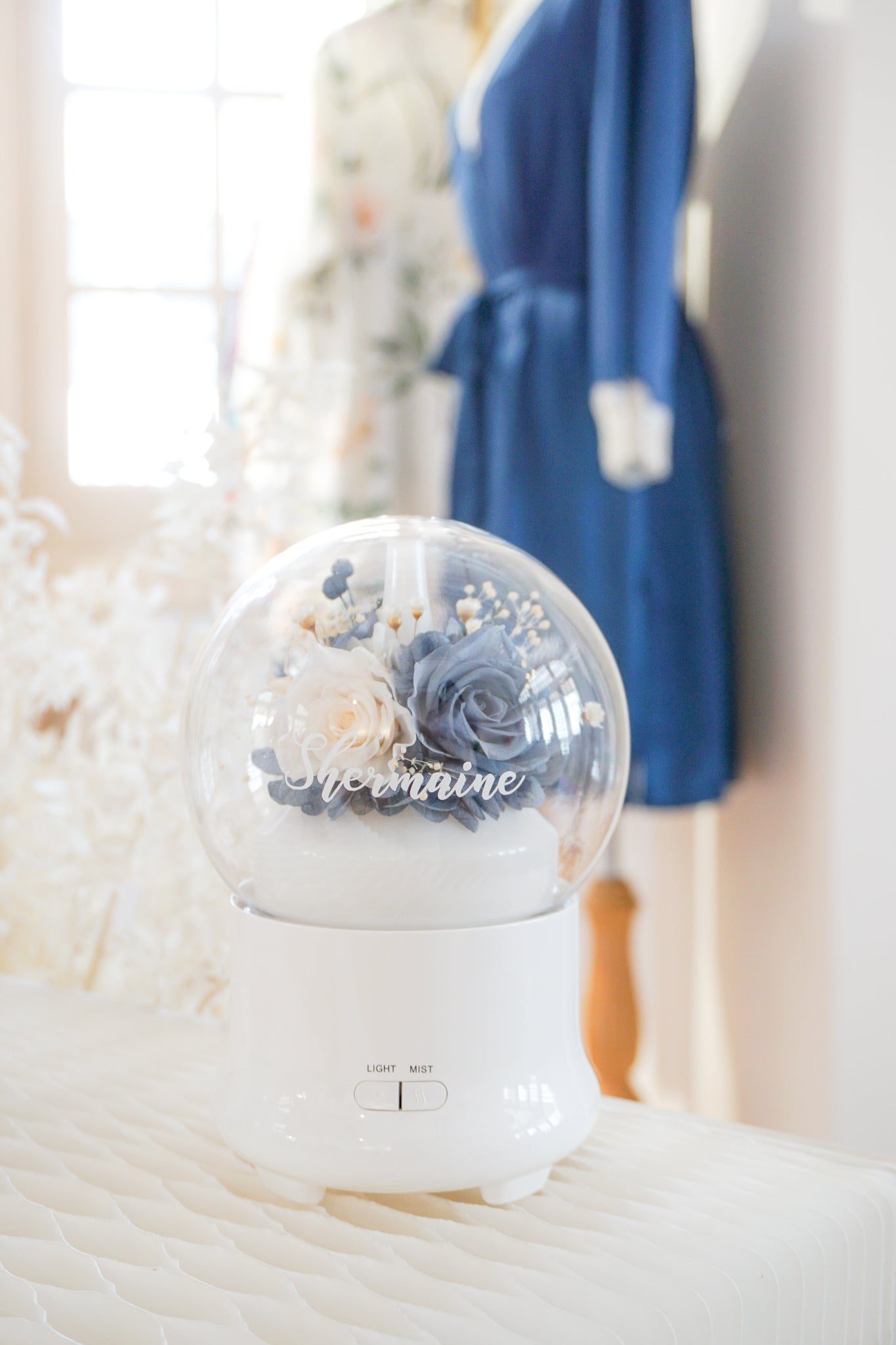 Customised Aroma Diffuser/Humidifier with Blue-Cream Preserved Flowers, Light and Mist